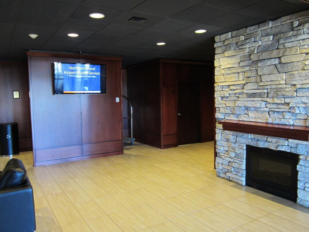 Ramada By Wyndham Northern Grand Hotel & Conference Centre Fort St. John Bagian luar foto