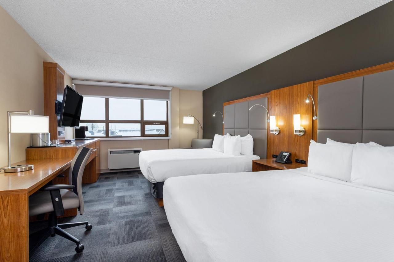 Ramada By Wyndham Northern Grand Hotel & Conference Centre Fort St. John Bagian luar foto
