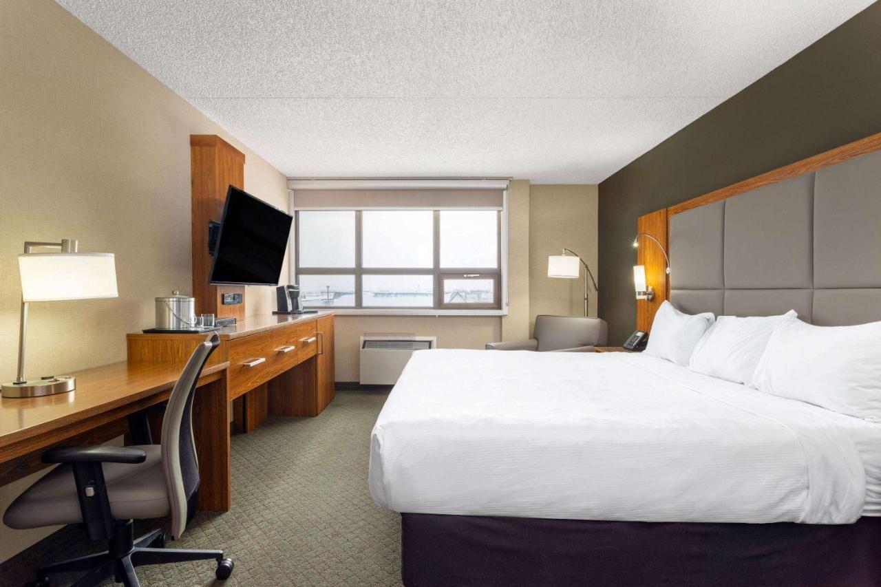 Ramada By Wyndham Northern Grand Hotel & Conference Centre Fort St. John Bagian luar foto