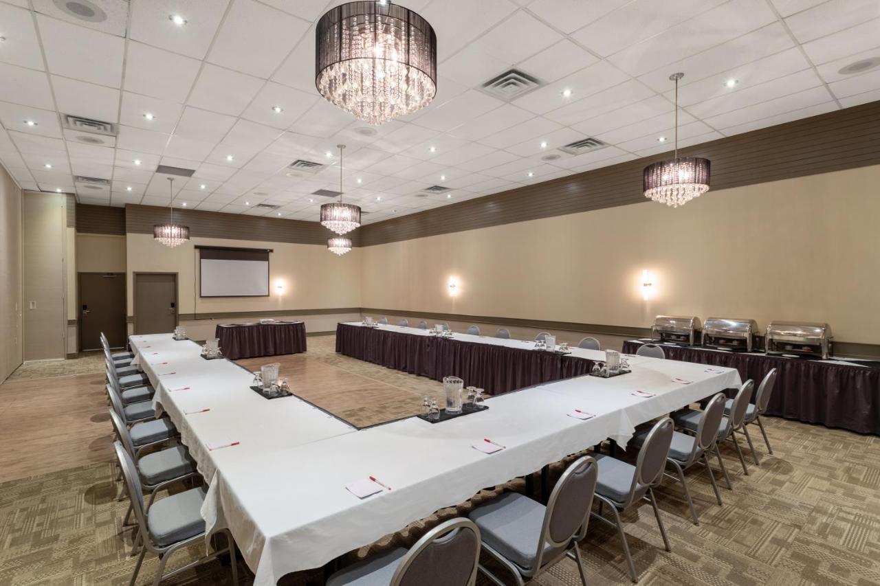 Ramada By Wyndham Northern Grand Hotel & Conference Centre Fort St. John Bagian luar foto