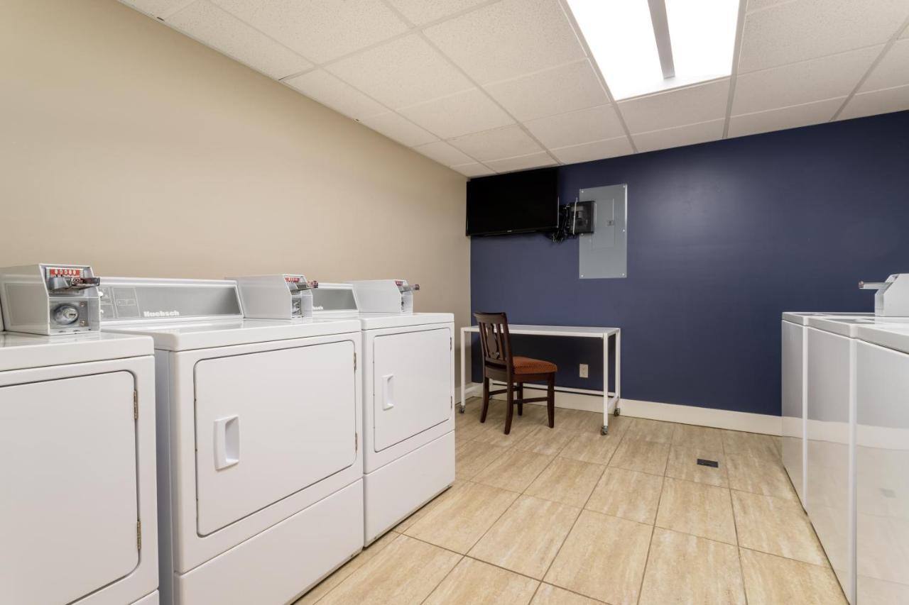 Ramada By Wyndham Northern Grand Hotel & Conference Centre Fort St. John Bagian luar foto
