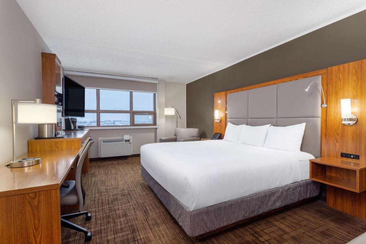 Ramada By Wyndham Northern Grand Hotel & Conference Centre Fort St. John Bagian luar foto