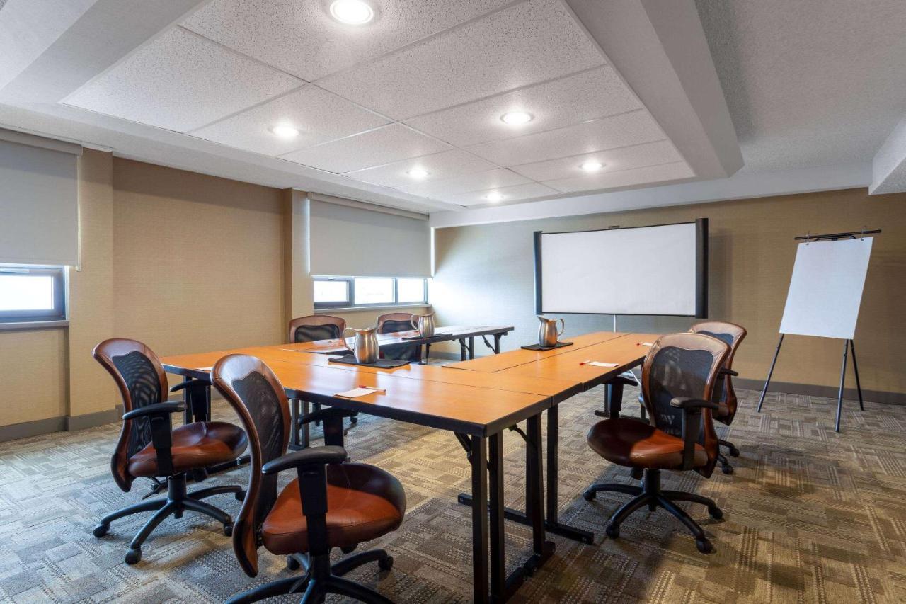 Ramada By Wyndham Northern Grand Hotel & Conference Centre Fort St. John Bagian luar foto