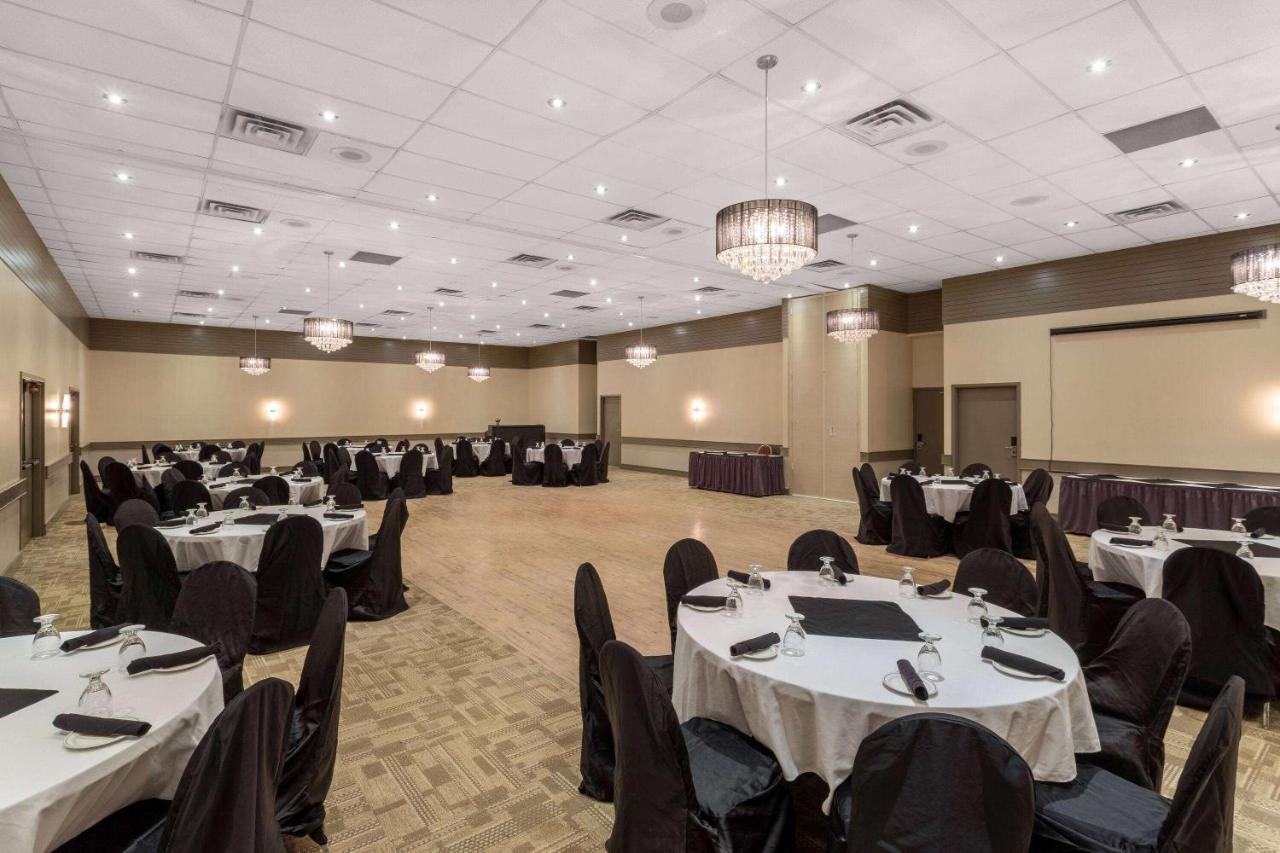 Ramada By Wyndham Northern Grand Hotel & Conference Centre Fort St. John Bagian luar foto