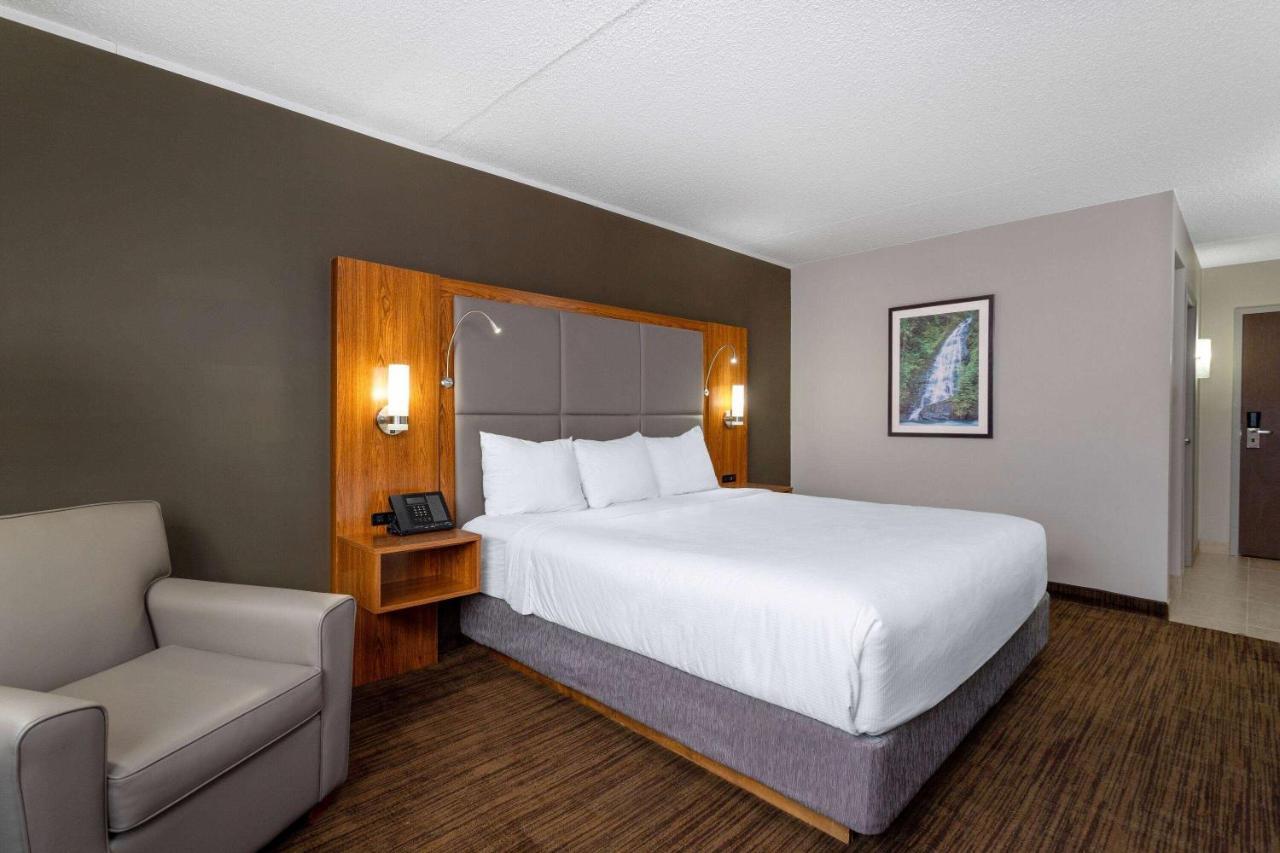 Ramada By Wyndham Northern Grand Hotel & Conference Centre Fort St. John Bagian luar foto