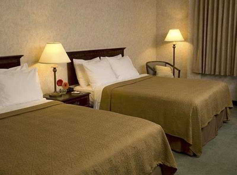 Ramada By Wyndham Northern Grand Hotel & Conference Centre Fort St. John Bagian luar foto
