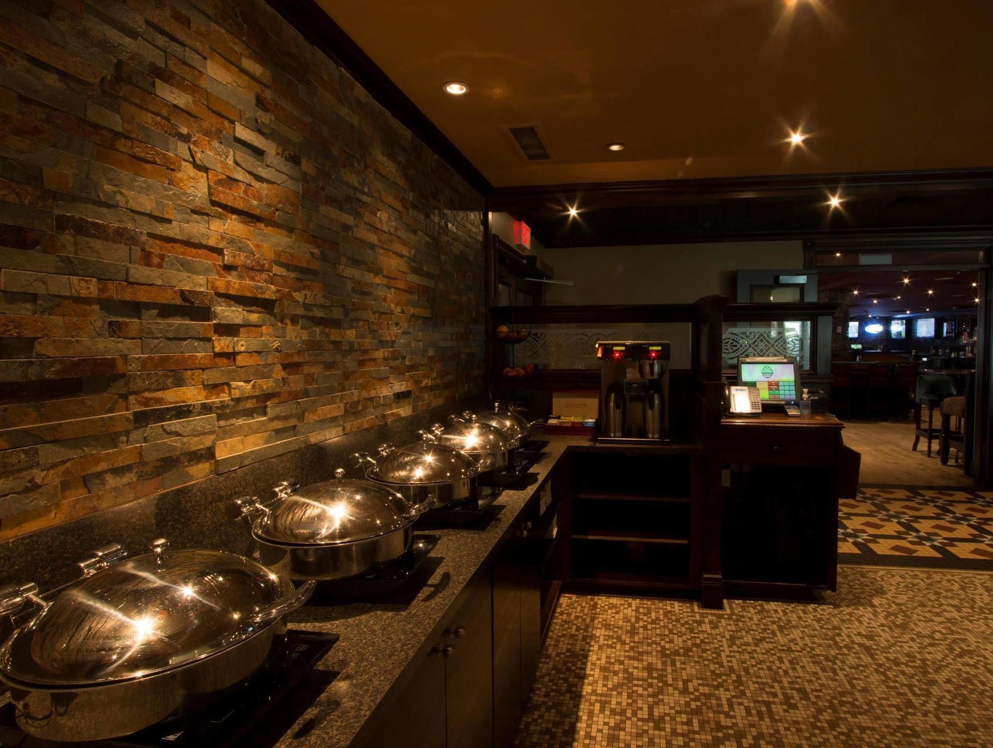 Ramada By Wyndham Northern Grand Hotel & Conference Centre Fort St. John Bagian luar foto